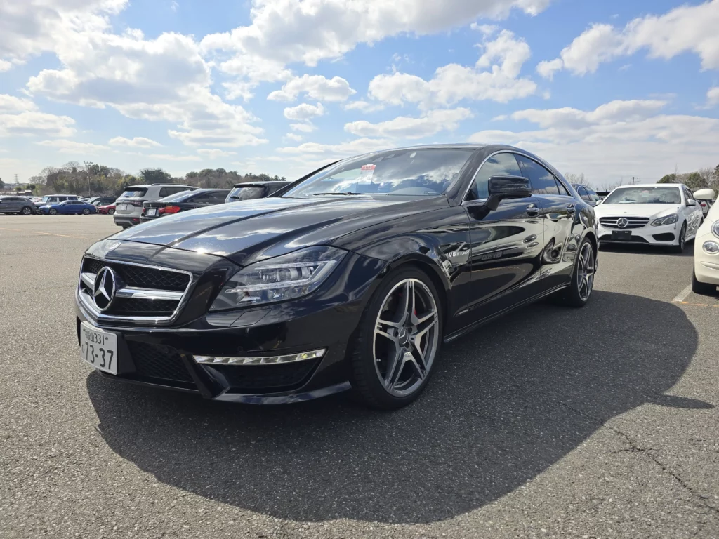 Czarny Mercedes CLS AMG widoczny z boku na placu, auto z Japonii do importu