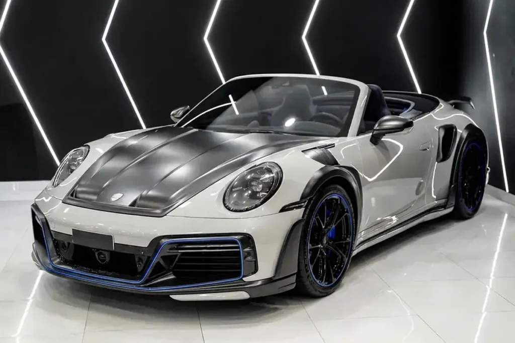 Białe Porsche 911 cabrio widoczne z przodu w studio, sportowe auto z Japonii dostępne na aukcji