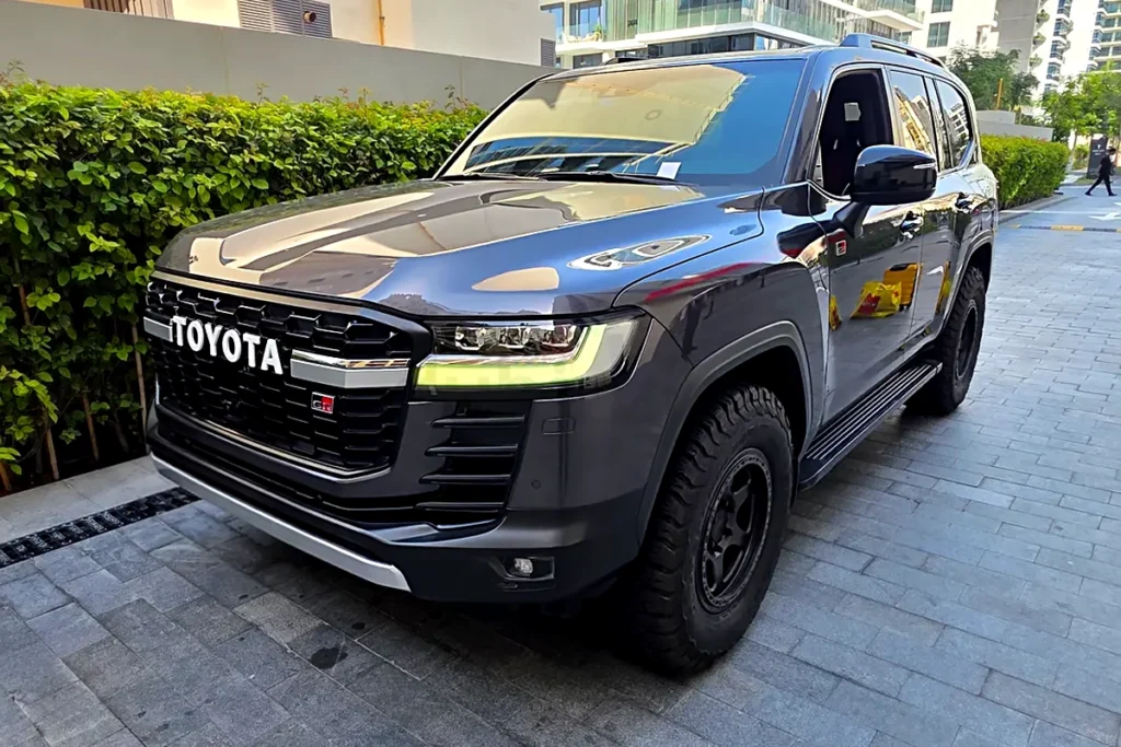 Szara Toyota Land Cruiser GR Sport widoczna z przodu, terenowy samochód z Dubaju z pakietem offroad
