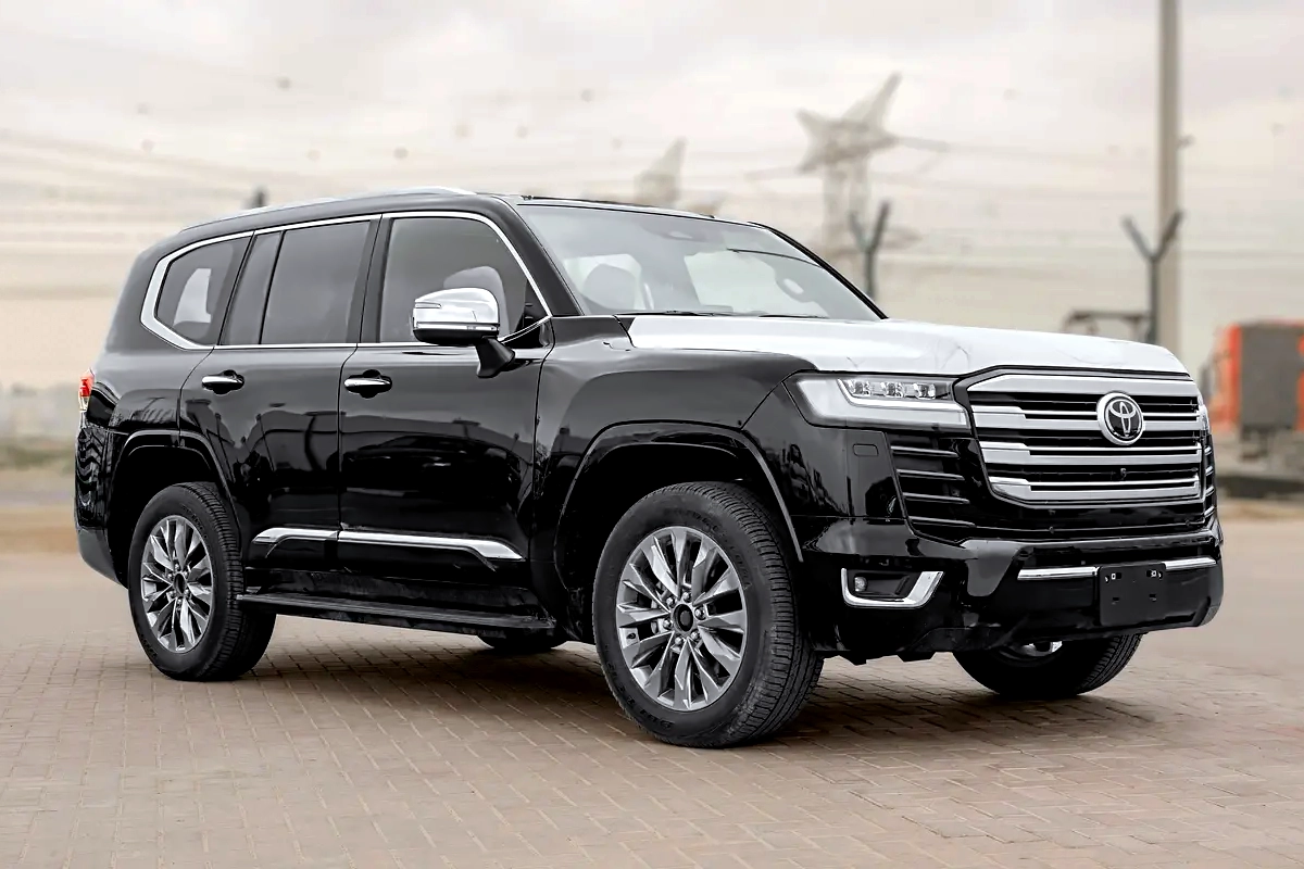 Toyota Land Cruiser 300 import z Dubaju do Polski