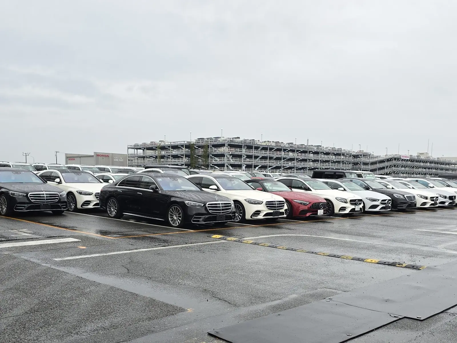 Mercedes z Japonii z kierownicą po lewej stronie na aukcji samochodowej